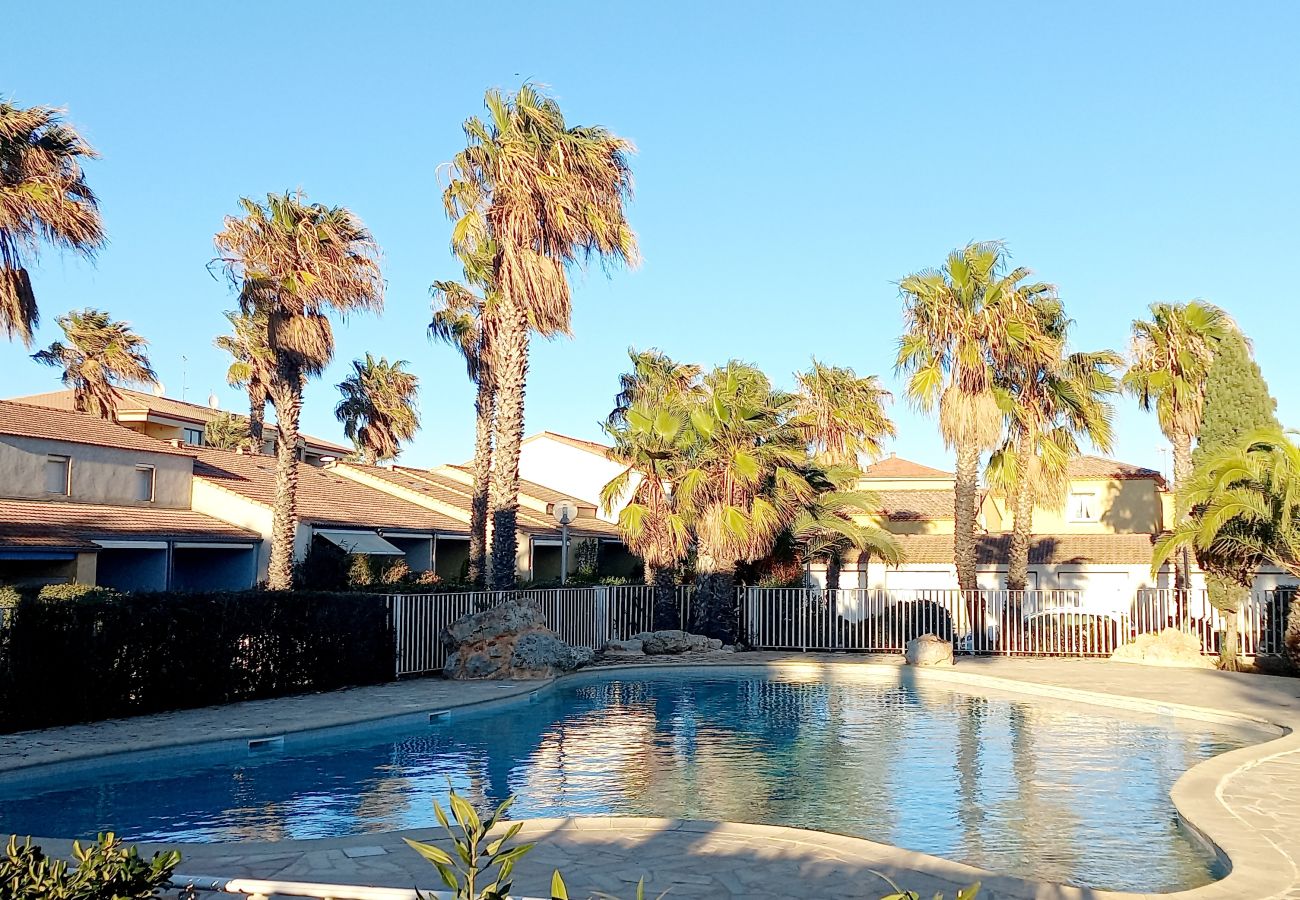 Maison mitoyenne à Valras-Plage - LE CLOS DE LA MER - Petit pavillon pour 4 à 6 personnes dans une résidence sécurisée avec piscine 