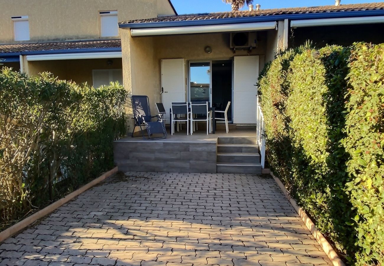 Maison mitoyenne à Valras-Plage - LE CLOS DE LA MER - Petit pavillon pour 4 à 6 personnes dans une résidence sécurisée avec piscine 